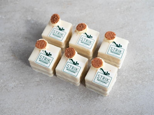 Petit Four met logo